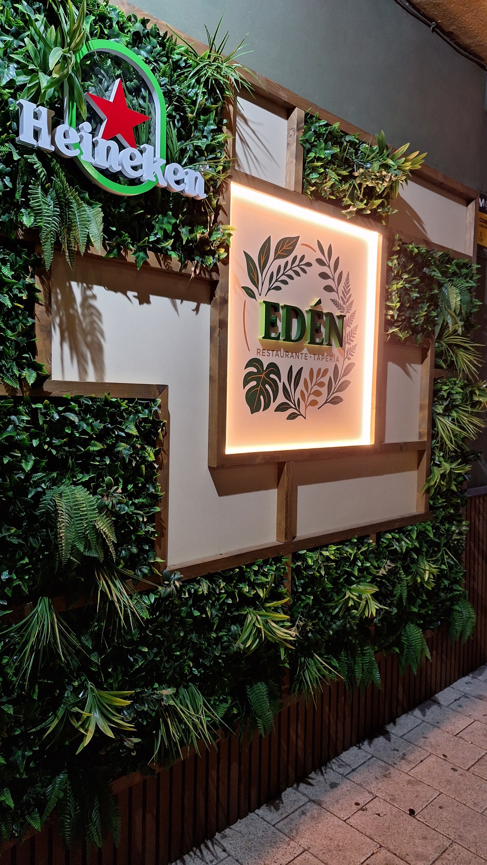 Pared vegetal de Edén con su letrero iluminado y detalles de madera